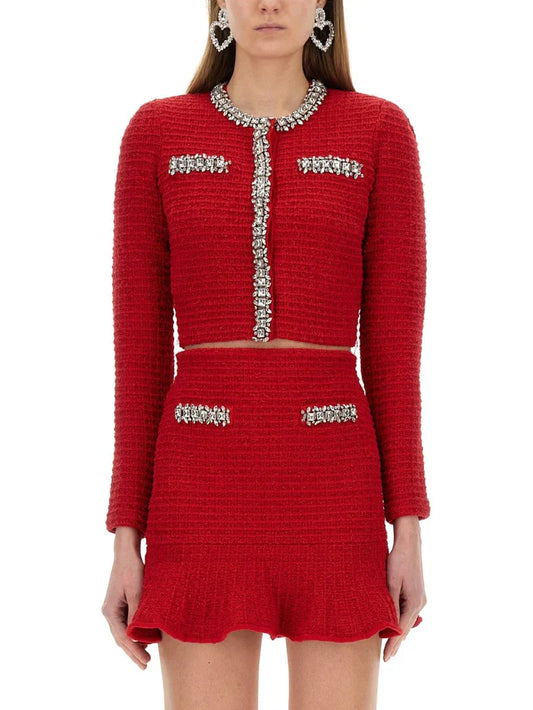 Red Statement: The Power of a Bold Set