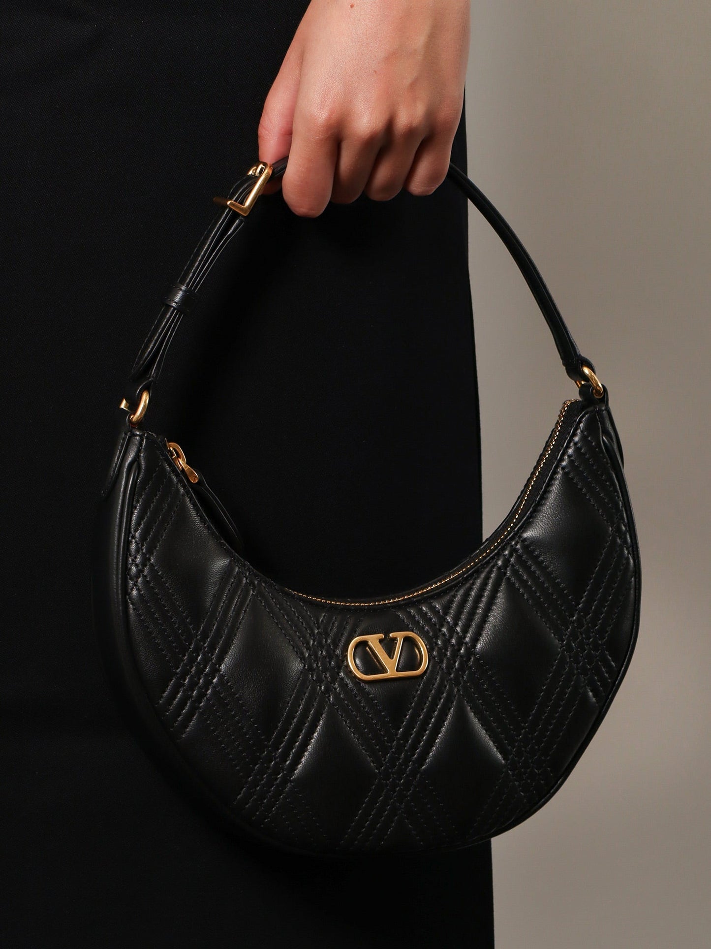 VALENTINO GARAVANI Quiltie 67 leather shoulder bag with Vlogo
